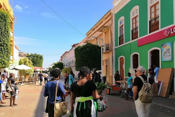 Praia Highlights: 2-Hour Guided Plateau & Market City Tour