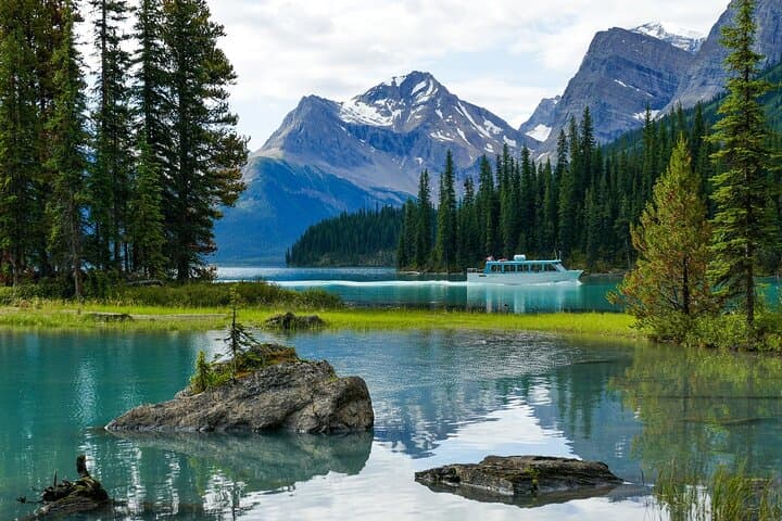 2-Day Private Jasper National Park Tour — Icefields Parkway, Maligne Lake & Wildlife photo 2