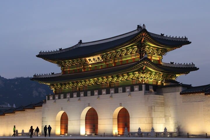 Seoul Night Walk & Chimaek: Local Chicken and Beer Evening Tour photo 4