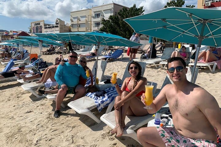 Relaxed Beach Day on Great Bay: Chairs, Umbrella & Drinks in Philipsburg