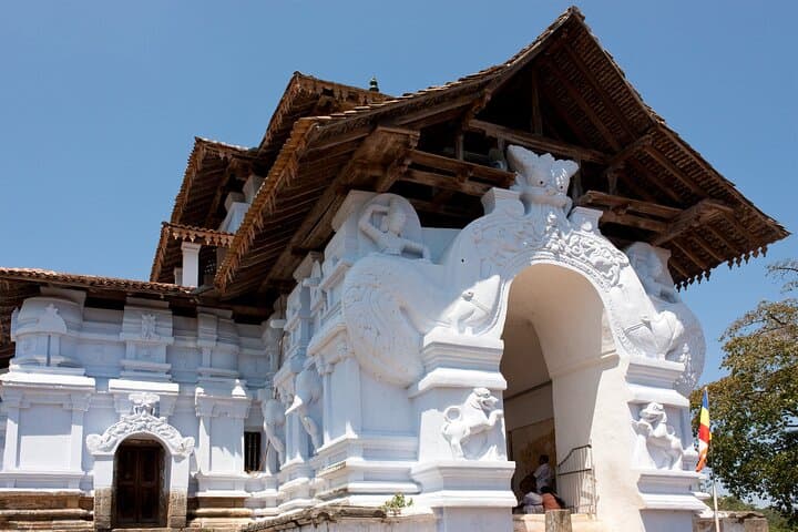 Kandy Day Tour: Two Temples, Kandy City and Peradeniya Botanical Garden photo 6