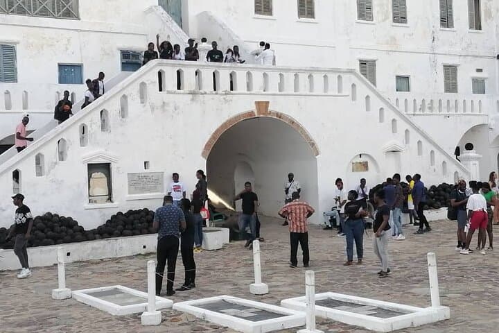 Private Slave Castles and Dungeons Tour in Cape Coast: Castle History and Visitor Guide