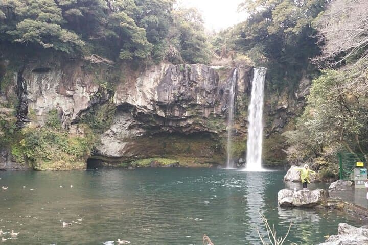 Jeju Full-Day Waterfalls, Oedolgae & Jusangjeolli Private Taxi Tour photo 5