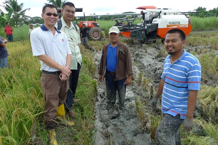 Paddy Field Experience in Tanjong Karang: Hands-On Rice Farming Tour photo 2