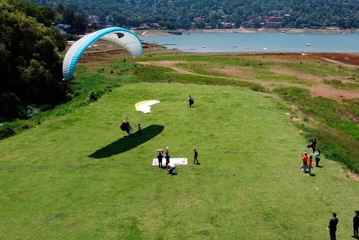 Tandem Paragliding Over Valle de Bravo: Private Flight with Experienced Instructor