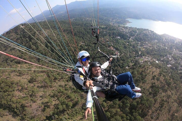 Tandem Paragliding Over Valle de Bravo: Private Flight with Experienced Instructor photo 3