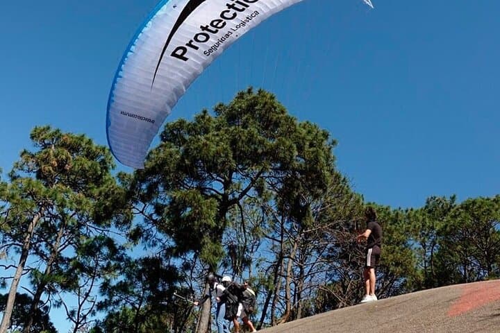 Tandem Paragliding Over Valle de Bravo: Private Flight with Experienced Instructor photo 4