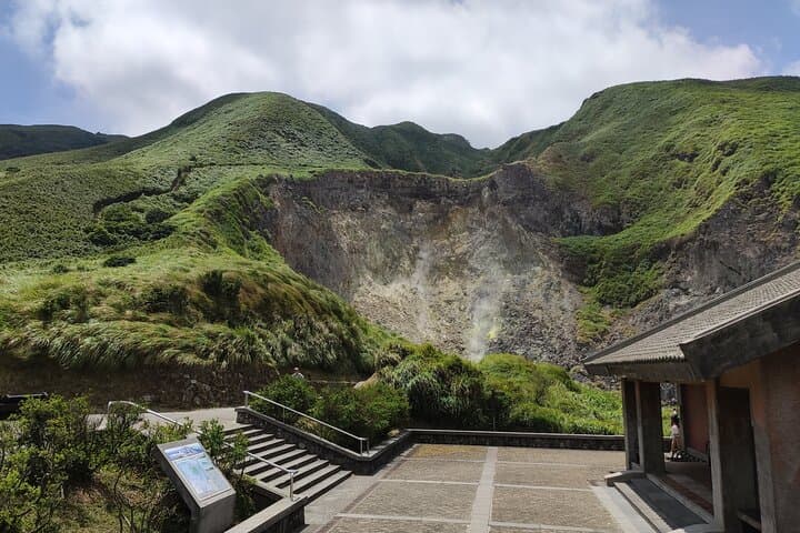 One-Day Hike in Taipei's Yangmingshan National Park: Qixing, Qingtiangang & Xiaoyoukeng photo 4