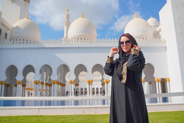 Abu Dhabi Sheikh Zayed Grand Mosque Guided Tour from Dubai