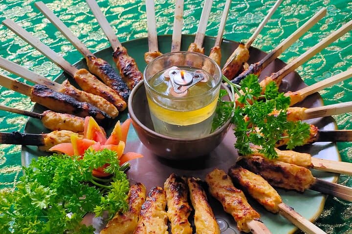 Market-to-Meal: Paon Bali Cooking Class & Batuan Temple Tour in Ubud