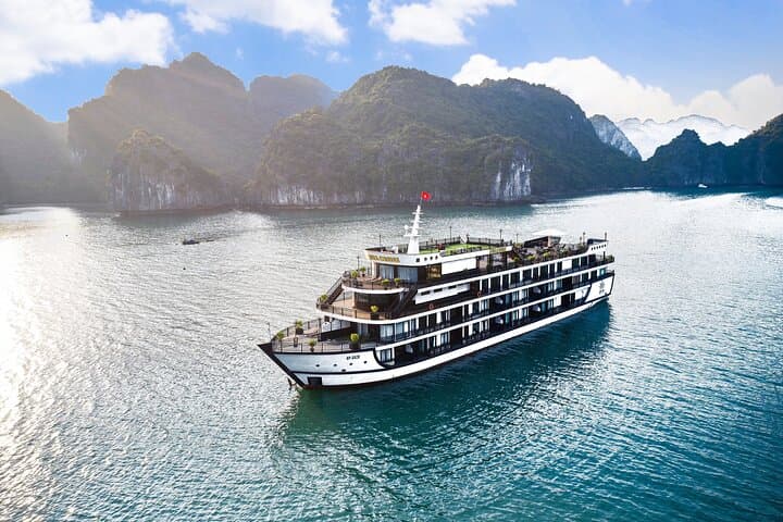 Overnight Rita Cruise & Kayaking in Lan Ha Bay — Luxury Halong Bay Experience