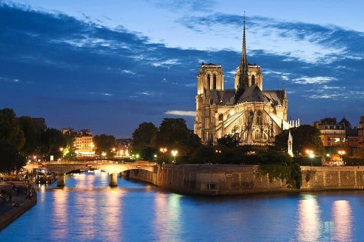 Bistrot Cruise on the Seine: 2-Hour Paris Champagne & Macarons River Tour