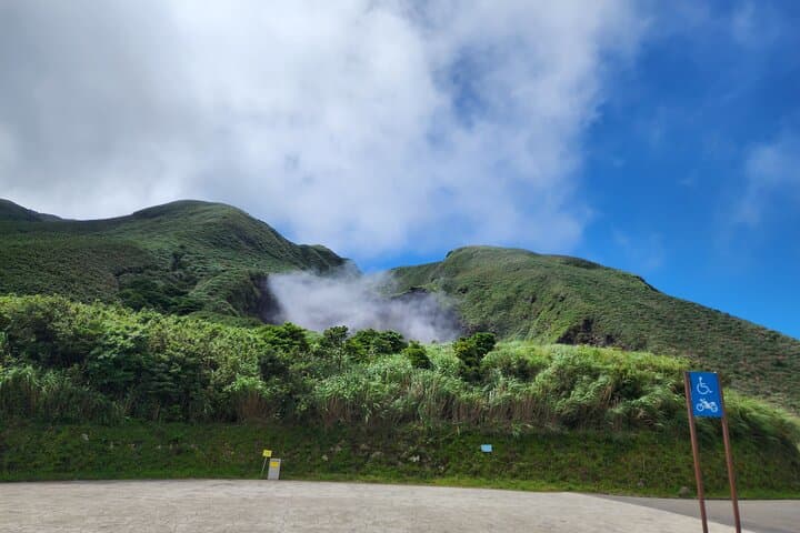 Yangmingshan Volcano to Beitou Thermal Valley & Tamsui: Private Day Tour from Taipei
