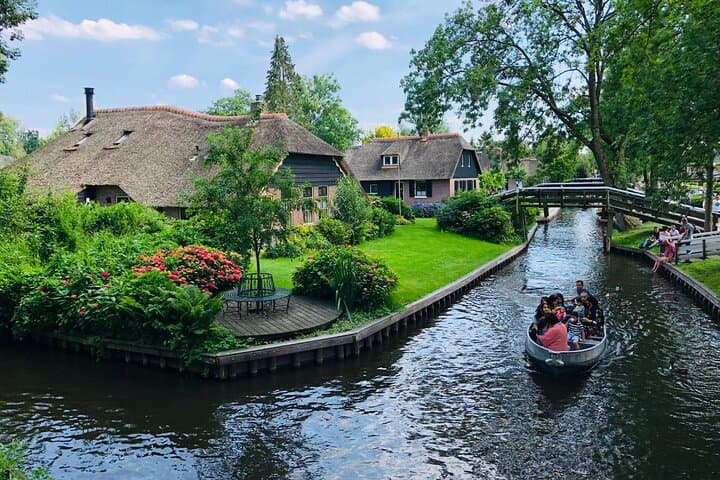 Private Zaanse Schans & Giethoorn Day Tour with Complimentary Boat Rental