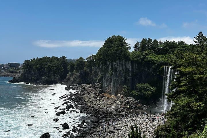 Seogwipo Art Museum Walking Tour — Museums, Jeongbang Falls & Local Art photo 3