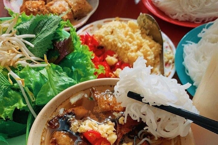 Hanoi Street Food Walking Tour with Vegetarian Options photo 3