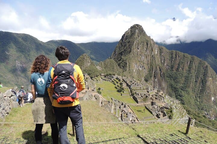 2-Day Panoramic Train to Machu Picchu: Aguas Calientes Overnight Tour
