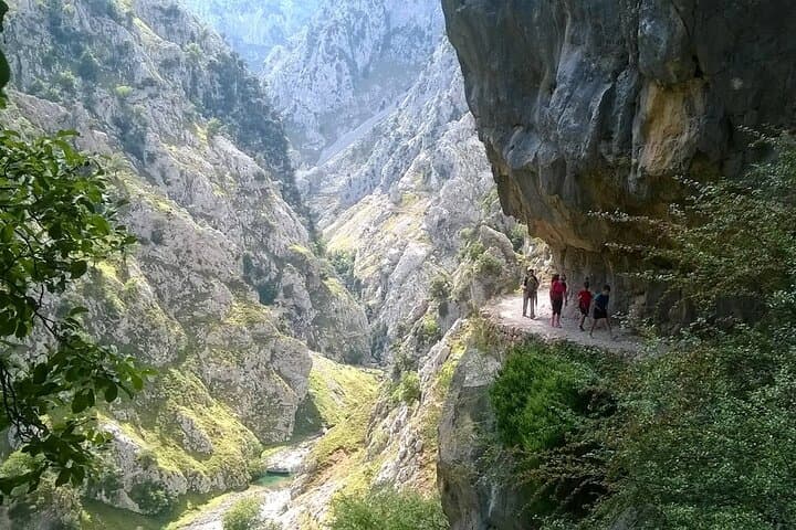 Best of Picos de Europa: 4–6 Day Trek from Puebla de Lillo