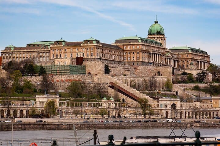 60-Minute Danube Drink & Cruise — Budapest River Sightseeing with 1 Drink photo 4