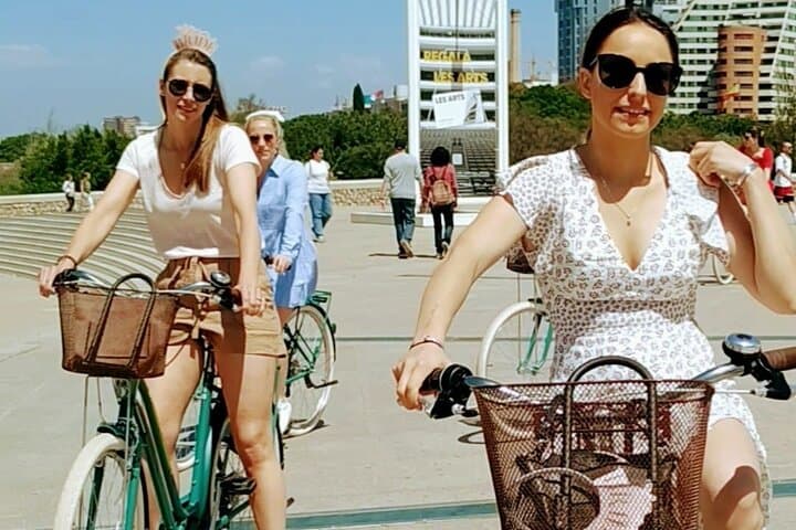 Valencia Private 2-Hour Bike Tour: Historic Center, Turia Gardens & City of Arts