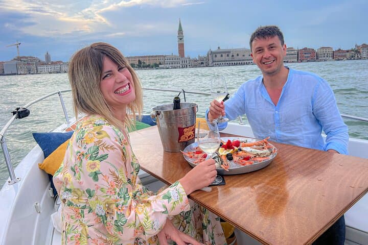 Sunset Cruise to Burano with Aperitif and Gatto Nero Dinner