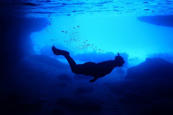 Private Blue Room and Beach Boat Tour in Curaçao — Blue Cave Snorkeling from Caracas Bay