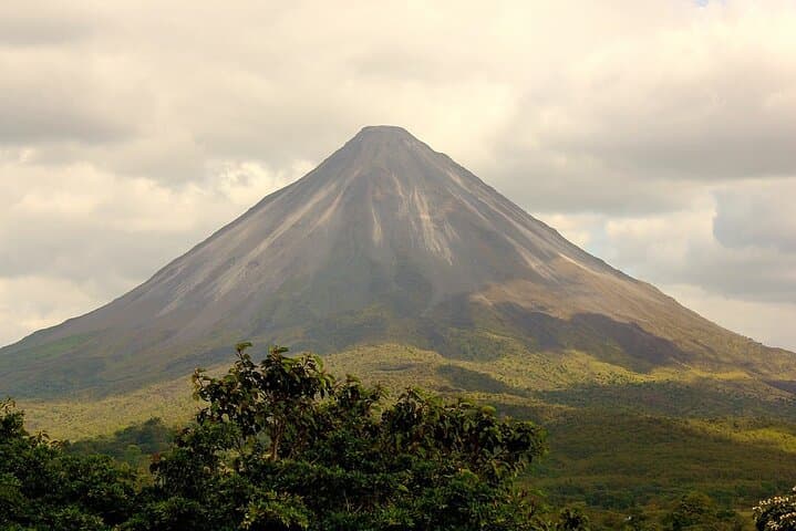 Arenal Volcano Full-Day Hike and Hot Springs with Lunch — La Fortuna Adventure