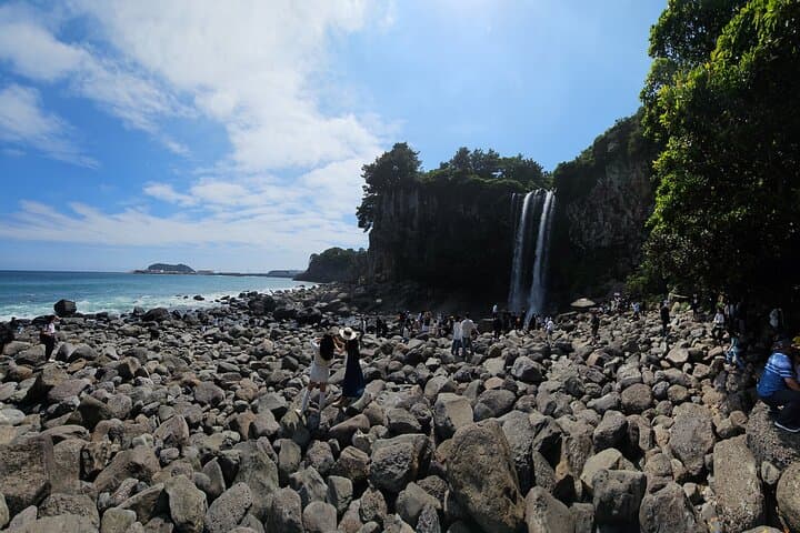 South Jeju Private Day Tour — Jeongbang Falls, Jusangjeolli & Yongmeori Coast photo 5