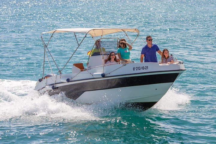 Private Boat Tour of Marbella Bay: 1-Hour Cruise from Puerto Banús photo 2