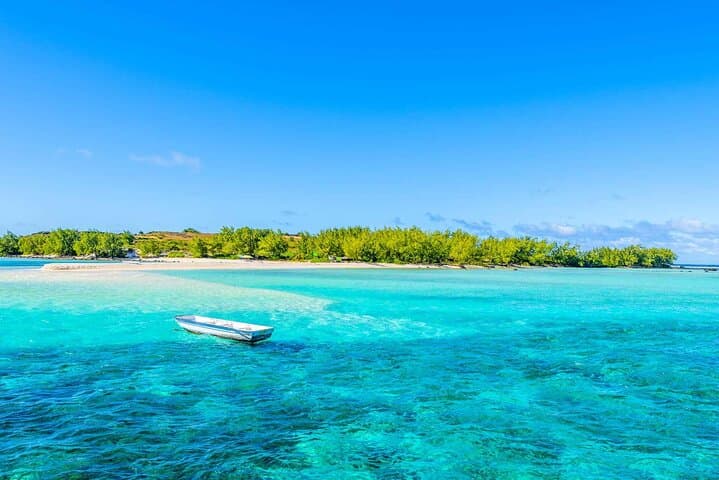 three-north-islands-catamaran-cruise-lunch-snorkel-mauritius photo 4