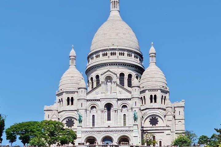 Paris Green Ride: Private 3–4 Hour Landmarks Tour by Vehicle and Walk photo 1
