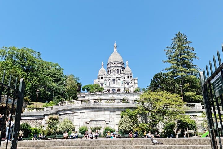 Paris Green Ride: Private 3–4 Hour Landmarks Tour by Vehicle and Walk photo 2