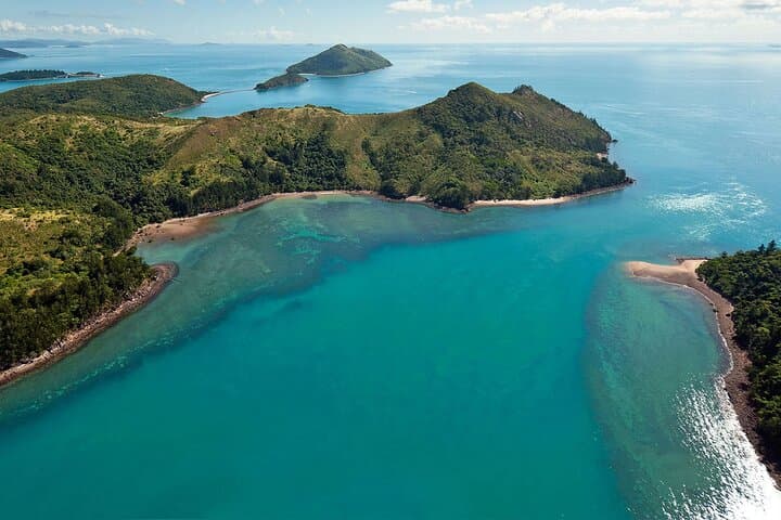 Whitsunday Whirl: 20-Minute Helicopter Flight Over Airlie Beach & Whitsundays photo 1