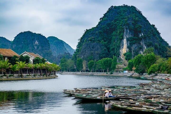 Full-Day Ninh Binh from Hanoi: Hoa Lu, Tam Coc Boat Ride & Mua Cave Viewpoint photo 2