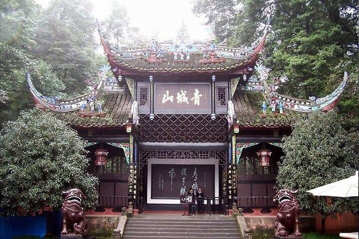 Dujiangyan and Mount Qingcheng Day Trip — Taoist Temples, Cable Car & Ancient Irrigation