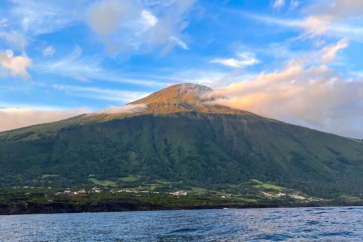 Private SEAfari Full-Day Boat Trip — Snorkel Turtles, Dolphins & Volcanic Coastlines photo 5
