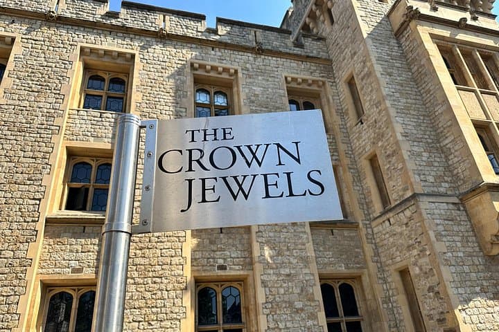 Family-Friendly Guided Tour: Tower of London & Tower Bridge (Skip-the-Line) photo 4