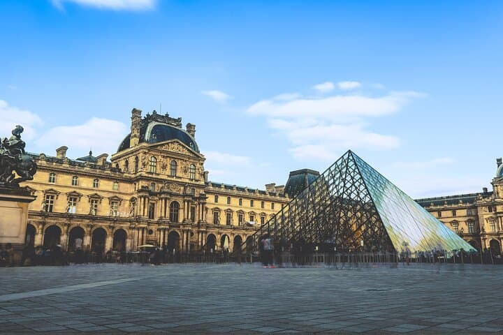 Private Transfer Paris to Bayeux with 2-Hour Stop at Mémorial de Caen