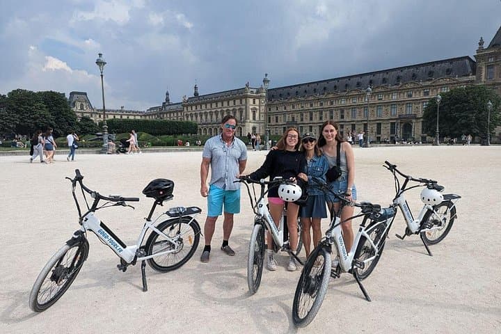 Private Paris E-Bike City Highlights Tour — Ride the Seine to the Eiffel photo 3