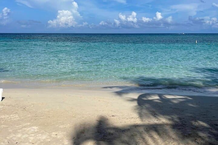 Soar Over Roatán: Parasailing and Beach Time at West Bay photo 5