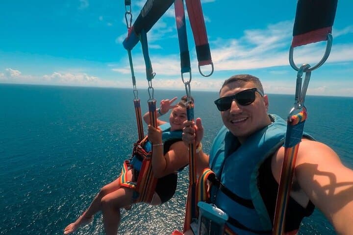 Soar Over Roatán: Parasailing and Beach Time at West Bay photo 6