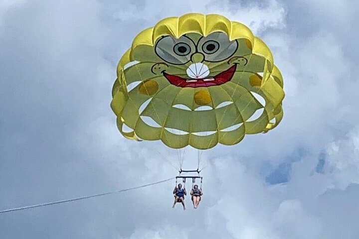 Soar Over Roatán: Parasailing and Beach Time at West Bay photo 2