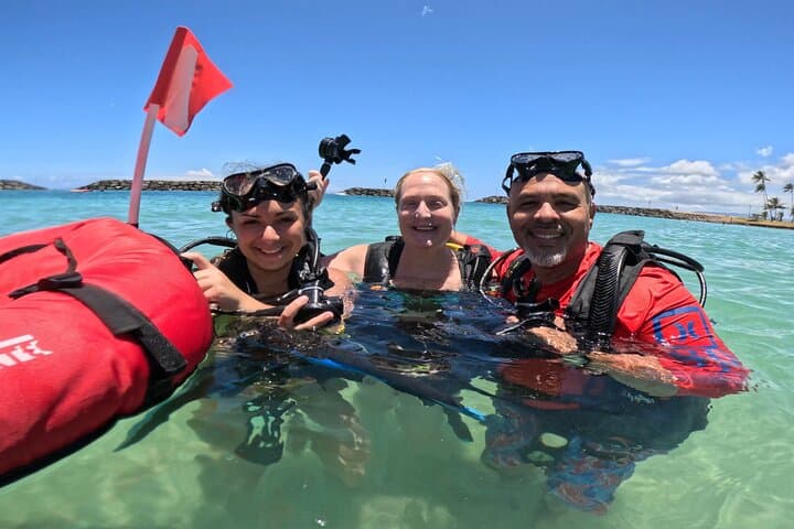 Beginner Scuba Diving in Honolulu at Magic Island Lagoon (Free Video Package) photo 4