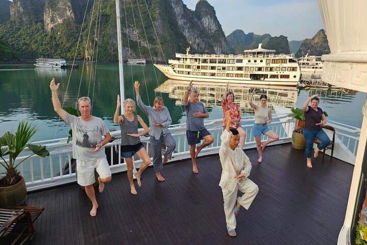 Overnight Ha Long Bay Cruise: Sung Sot Cave, Titov Island & Kayaking