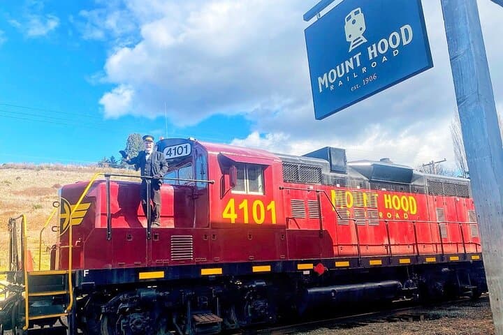 Private Multnomah Falls Train Ride and Hood River Wine Tour from Portland