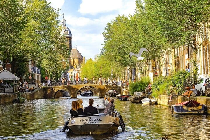 Private Hannover to Amsterdam Transfer with 2-Hour Stop in Münster