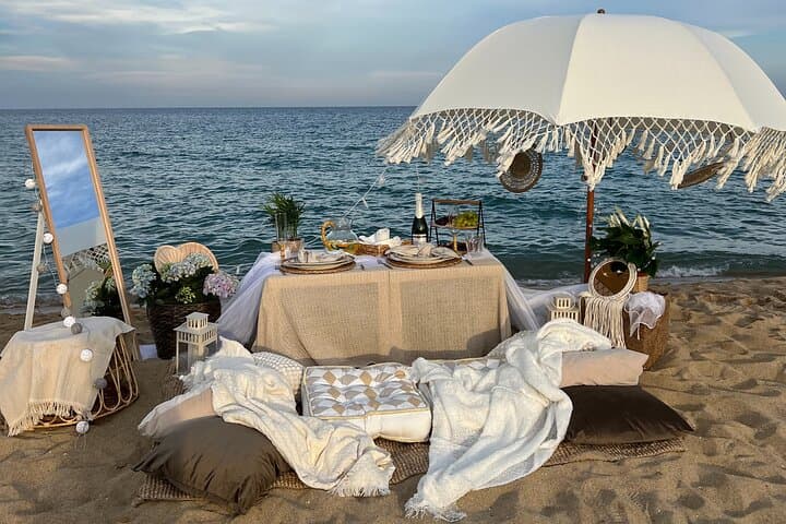 Private Sunset Picnic at Platja del Bogatell — Romantic Dates in Barcelona photo 5