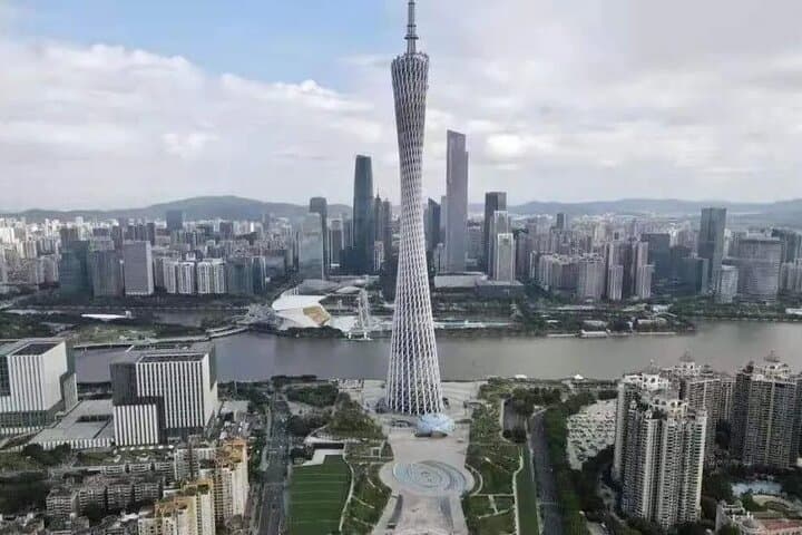 Guangzhou Layover Private Tour: Baiyun Mountain, Xiguan Old Town & Cantonese Dim Sum photo 2