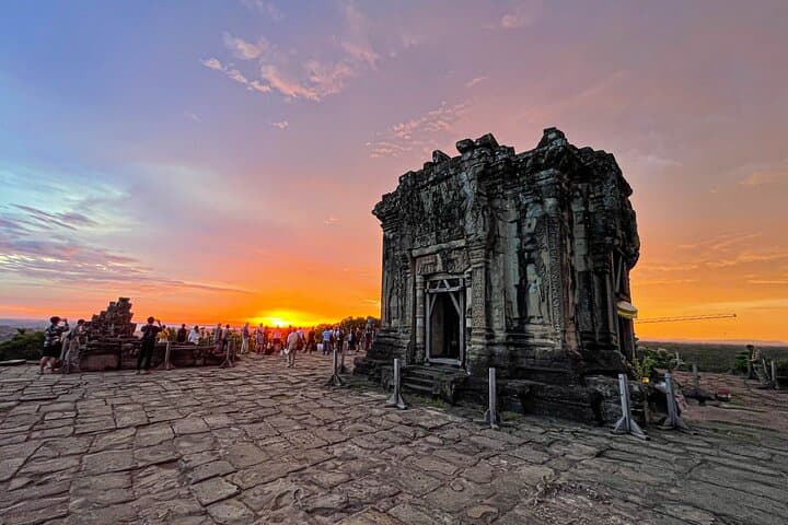 Angkor Wat Small-Group Tour: Bayon, Ta Prohm and Sunset at Phnom Bakheng with Lunch