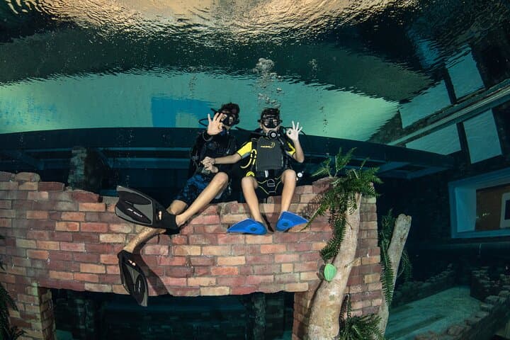 Deep Dive Dubai Snorkeling — Surface Adventure in the World's Deepest Pool